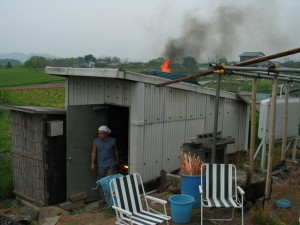 煙突からも炎が見え始めました。