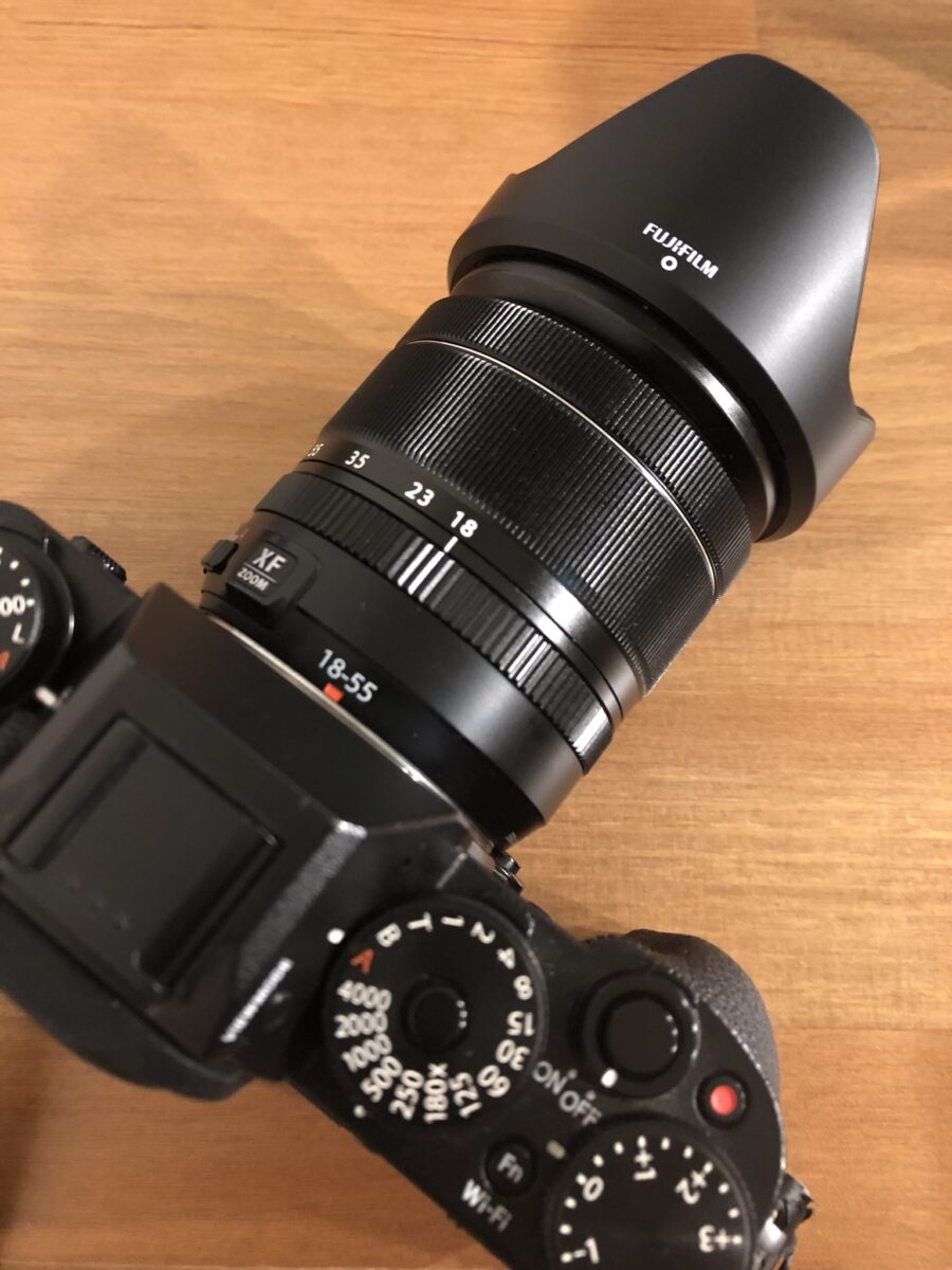 XF18-55用純正フードを取り付けた